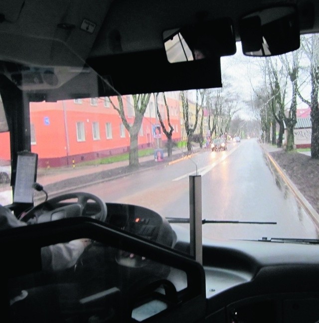 Autobus wyraźnie nie mieści się w ulicy i wjeżdża na nowy trawnik.