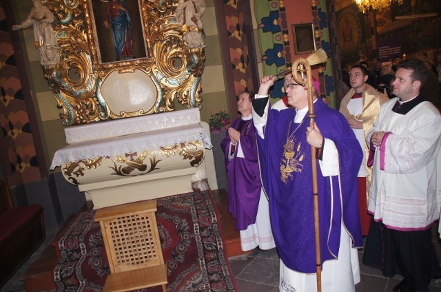 Odnowione witraże poświęcił biskup Wiesław Mering