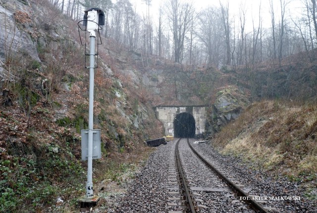 PKP PLK S.A. zleciło wykonanie ekspertyzy dotyczącej zakresu prac remontowych w najdłuższym tunelu kolejowym w Polsce