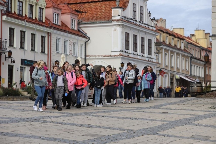 W sobotę, 22 października mnóstwo ludzi w Sandomierzu. Turyści uwielbiają zwiedzać Królewskie Miasto. Zobacz zdjęcia 