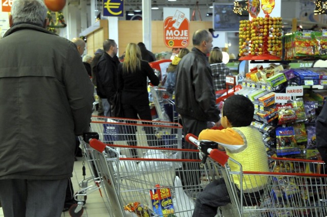 Wchodząc do sklepu, pamiętajmy, że stajemy sami przeciwko całemu sztabowi specjalistów od marketingu, którzy pracują nad tym, aby zachęcić nas do zakupu wielu produktów, o których nawet nie pomyślelibyśmy.