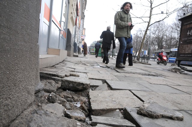 Zniszczony chodnik przy ul. Podwale