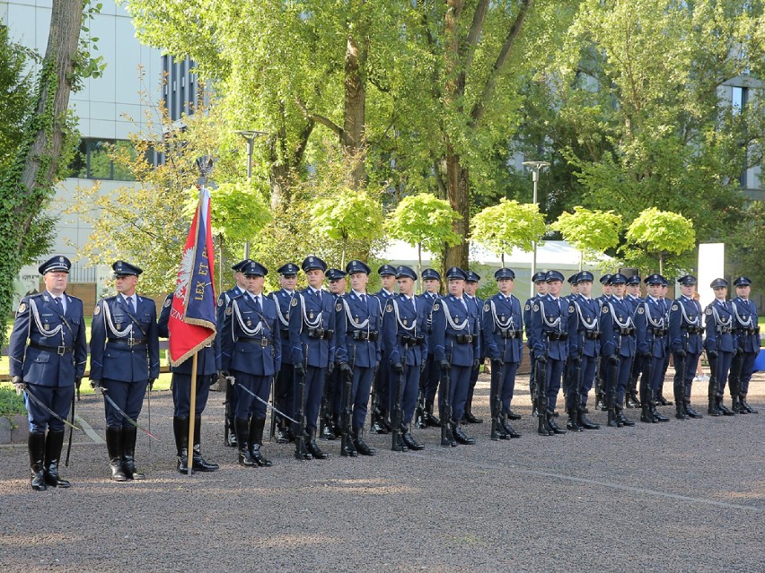 Święto Policji w tym roku skromniejsze niż zwykle. Powodem pandemia. Nie zabrakło awansów i odznaczeń