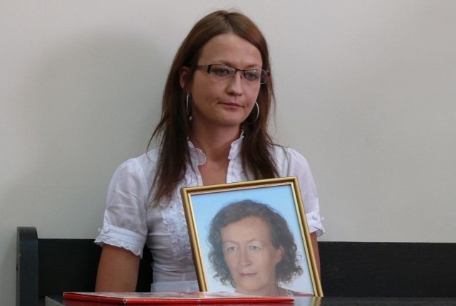Monika, córka tragicznie zmarłej 56-letniej pilanki, przyszła do sądu ze zdjęciem swojej matki; to było nieme oskarżenie