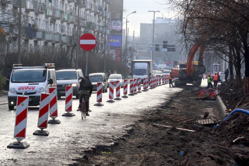 Remont pl. Orląt Lwowskich: Wciąż problemy z objazdem, sypią się mandaty (ZDJĘCIA)