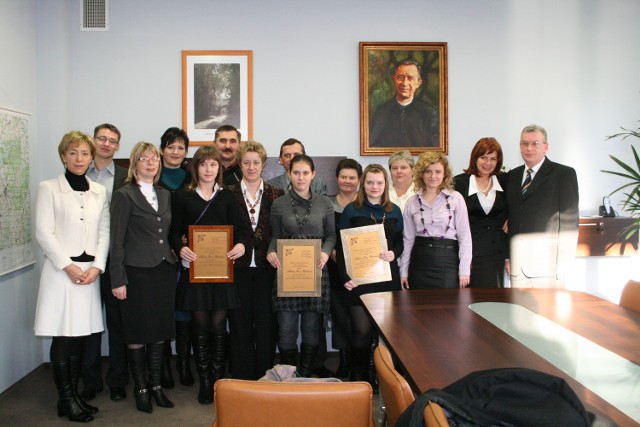 Laureatki nagrody z rodzicami i nauczycielami