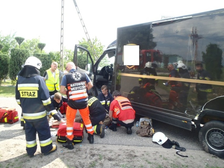 Wypadek w Woli Koszuckiej. Zderzenie Mercedesa z Mazdą