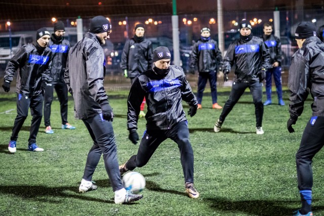 Piłkarze Zawiszy Bydgoszcz rozpoczęli przygotowania do rundy wiosennej. Lidera I grupy V  ligi czeka dwa miesiące treningów. Zawodnicy będą trenować pięć razy w tygodniu w hali, siłowni i na boisku. 

Zaplanowanych jest osiem sparingów, głównie z zespołami czwartoligowymi, m.in: Nielbą Wągrowiec, Jeziorakiem Iława, Spartą Brodnica, Unią Janikowo czy Notecianką Pakość. Jeśli chodzi o personalia, to wszyscy grający jesienią w Zawiszy zadeklarowani dalszą chęć występów. Na pierwszym treningu było dwóch nowych piłkarzy, w tym Michał Żurowski, były gracz Wdy Świecie. Początek rundy wiosennej 16 marca.


Zobacz wideo: Pierwszy trening Zawiszy Bydgoszcz w 2019 roku.

