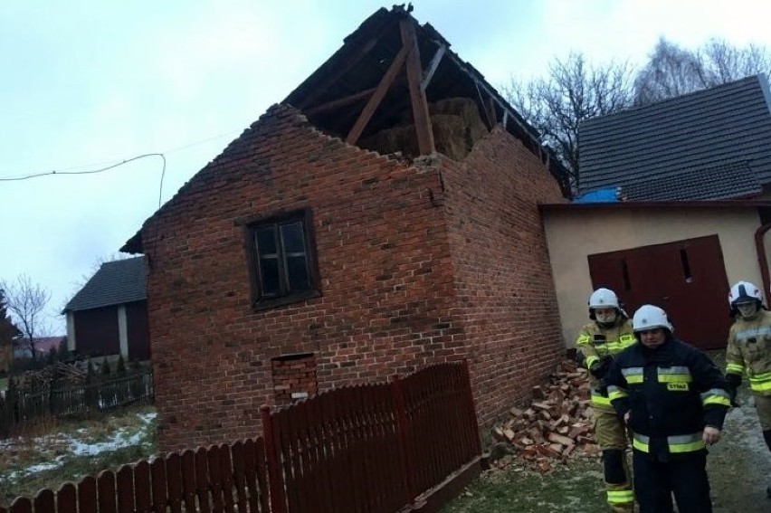 229 interwencji podkarpackich strażaków. Wiatr uszkadzał dachy i przewracał drzewa [ZDJĘCIA]