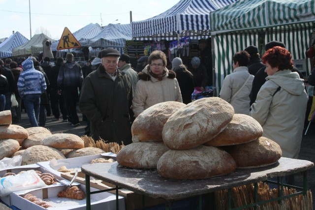 Giełda samochodowa to także ciuchy, buty, meble, pieczywo, płyty, książki i starocie.