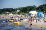 Sezon w Ustce w pełni. Tłumy na plaży wschodniej (zdjęcia)