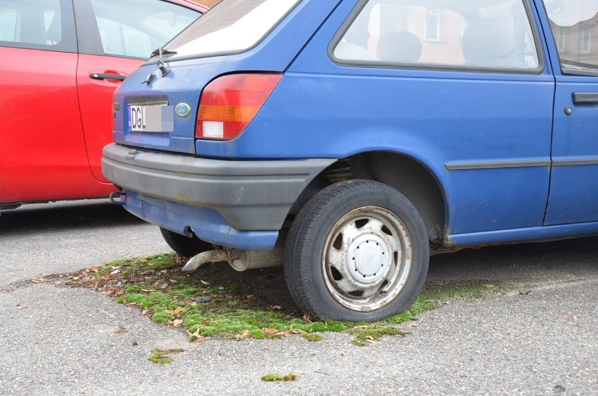 Samochód na parkingu między ul. Sikorskiego na Matejki. Stoi...