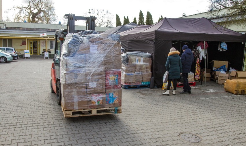 Pomoc dla Ukrainy. Zapakowany tir z darami wyjechał z Płocka do Charkowa [ZDJĘCIA]