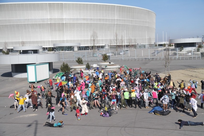 Wrocław: Największy Harlem Shake? Kilkaset osób tańczyło pod stadionem (ZDJĘCIA, FILM)