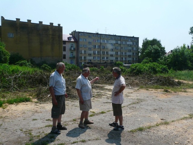 Józef Giemza, Tadeusz Lewandowski i Krzysztof Giemza pokazują miejsce, gdzie jeszcze niedawno rosły drzewa
