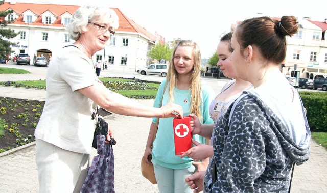 Na zdjęciu (od lewej): Janina Gruberska wrzuca datki do puszki Karoliny Cybulskiej, Ilony Dereszewskiej i Klaudii Rybickiej.