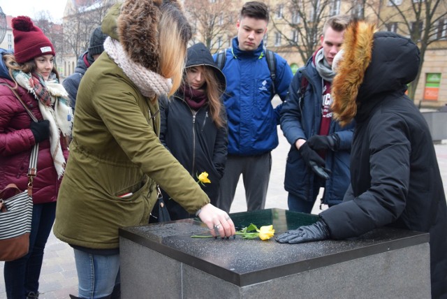 Lekcja polskiego na temat poezji Baczyńskiego na placu Baczyńskiego w Tychach