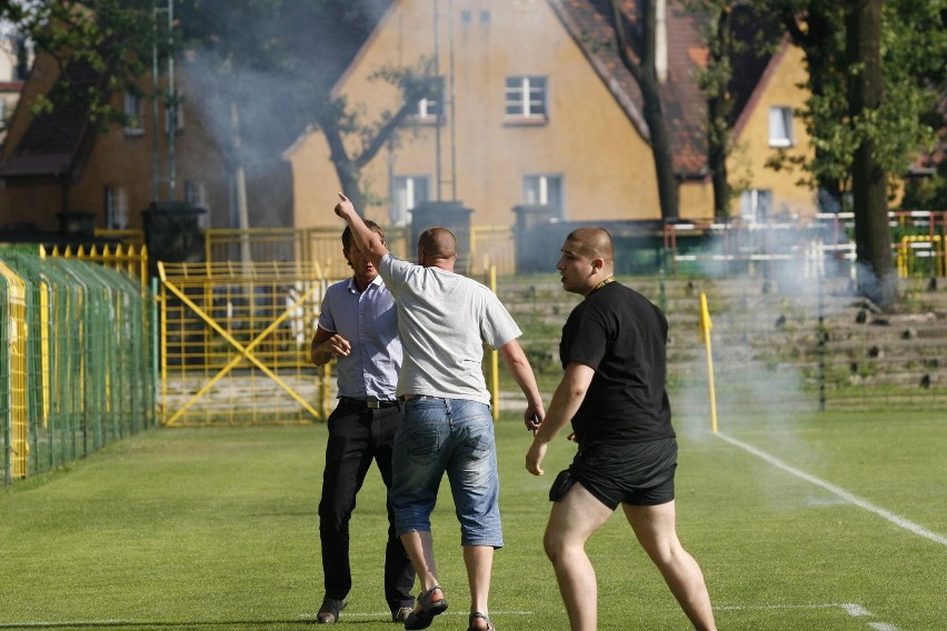 Zadyma podczas sparingu GieKSy z Koroną. Kibice głośno domagają się dymisji władz!