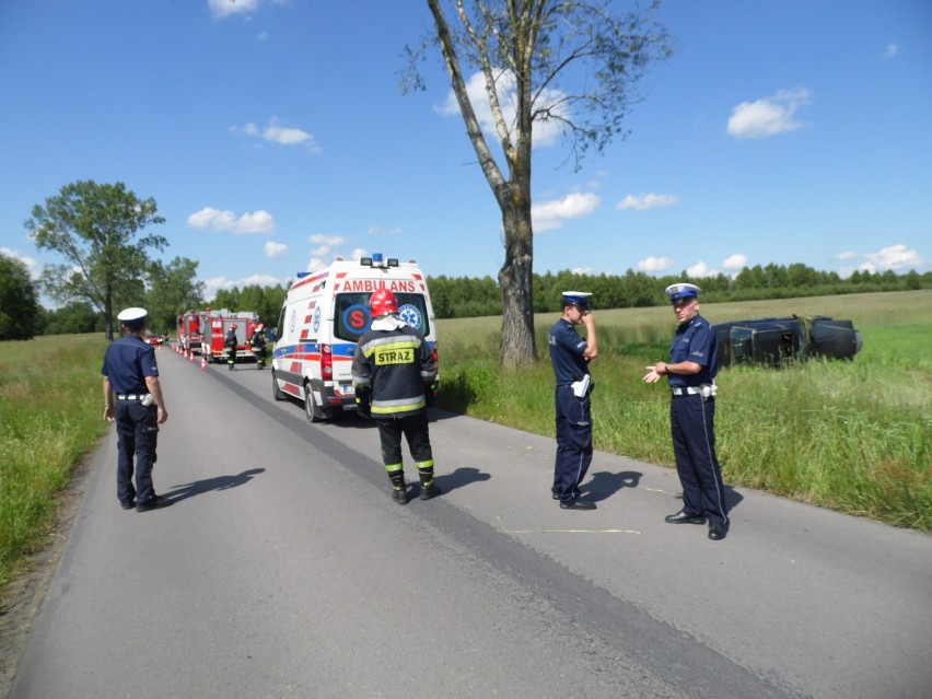 W Woli Lisowskiej dachował mercedes.