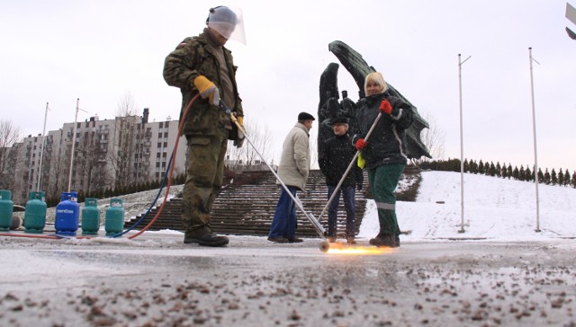 Partactwo za miliony! - tak o modernizacji placu pod pomnikiem ...