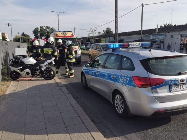 Wypadek na al. Reymonta w Gnieźnie. Motocyklista trafił do szpitala