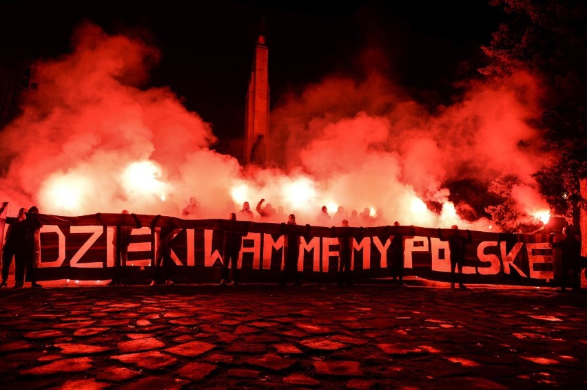 Kibice Czuwaju Przemyśl oddali cześć bohaterom w 102. rocznicę odzyskania przez Polskę niepodległości [ZDJĘCIA]