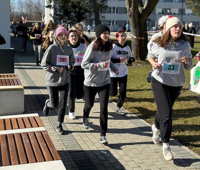 Z dystansem 1963 metrów zmierzyło się około 150 osób.