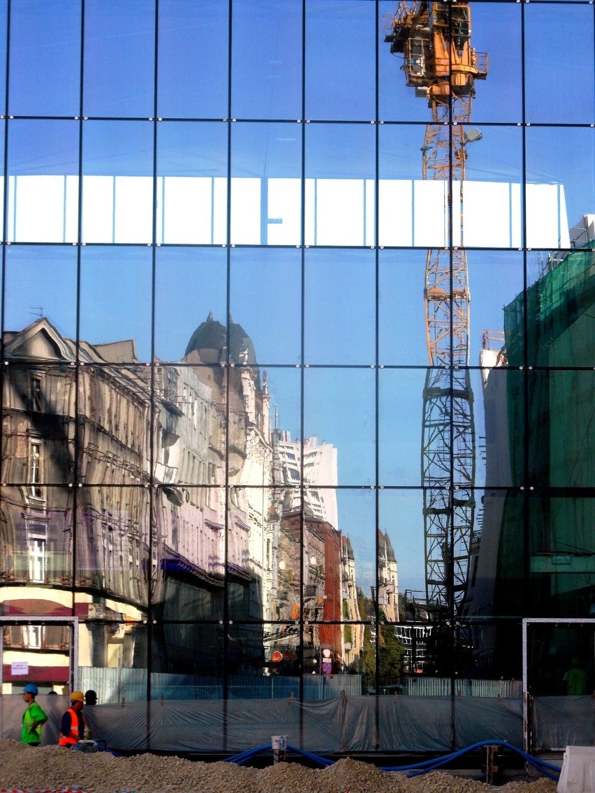 Budowa dworca w Katowicach: Jest szkło na hali i 14 kielichów