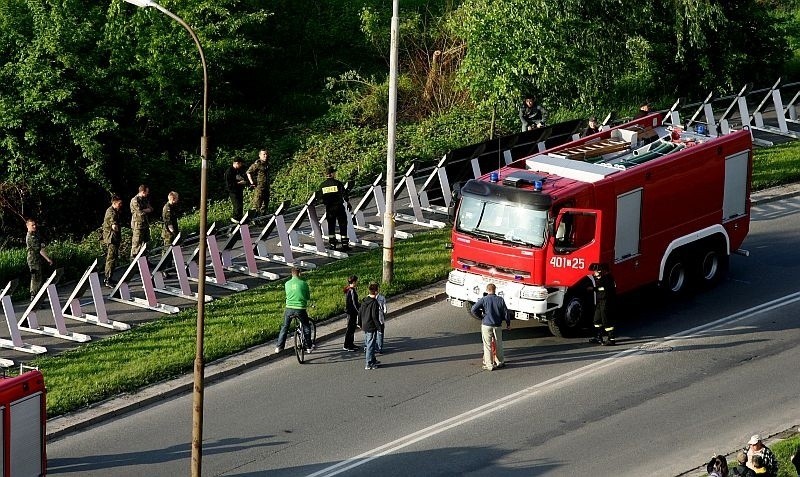 Ustawiali zapory na osiedlu Kozanów (ZDJĘCIA)