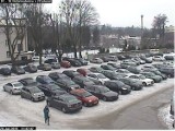 Mistrzowie kierownicy w Wejherowie. Kierowcy zablokowali parking parkując w trzech rzędach. Straż Miejska opublikowała zdjęcia 