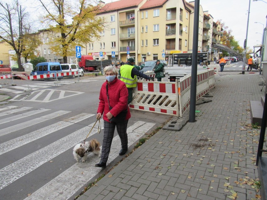 Zaczęło się! W końcu powstaje wyniesienie przejścia dla pieszych na ulicy Wojska Polskiego. Staną tam też nowe latarnie