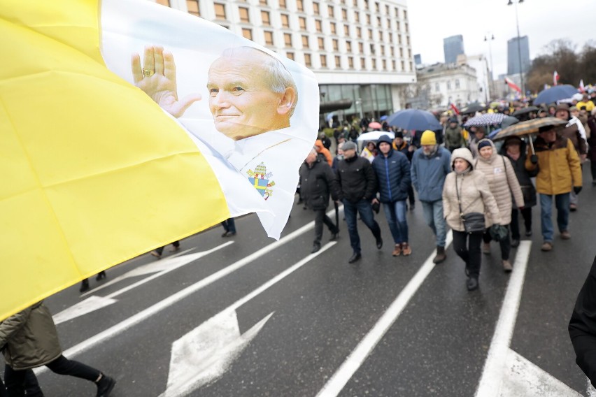 Narodowy Marsz Papieski na ulicach Warszawy. Uczestnicy uczcili pamięć o Janie Pawle II