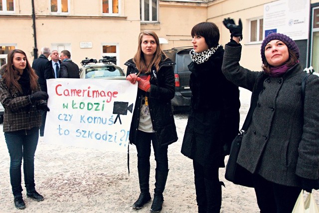 Przed urzędem miasta pojawiają się plakaty i gesty poparcia dla tych, którzy okupują salę obrad rady miasta