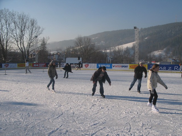 Na miejskim lodowisku każdego dnia bawiły się tłumy dzieci