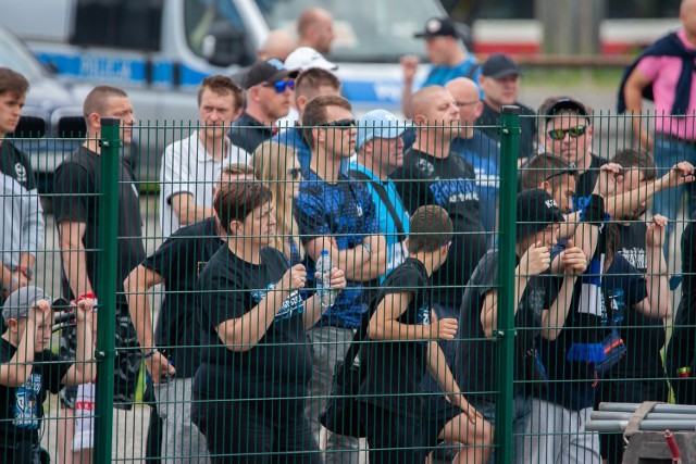 W derby Bydgoszczy rozgrywanych w ramach IV ligi kujawsko pomorskiej Chemik Moderator bezbramkowo zremisował z Zawiszą. Spotkanie z trybun obserwowało 250 kibiców. Za stadionem było około setki fanów niebiesko-czarnych, którzy dopingowali swój zespół.

Aby zobaczyć zdjęcia kibiców oraz z meczu prosimy przesuwać palcem po ekranie smartfonu lub strzałkami w komputerze>>>