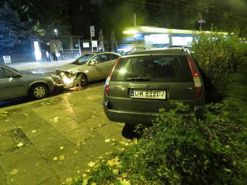 Wrocław: Duża prędkość, śliska ulica, antyzatoka i... sześć rozbitych aut (ZDJĘCIA)