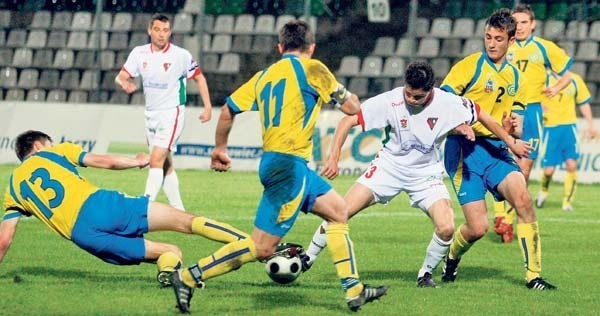 Piłkarze Zagłębia Sosnowiec (na biało) nie potrafili znaleźć sposobu na ambitnie grającą defensywę Elany Toruń