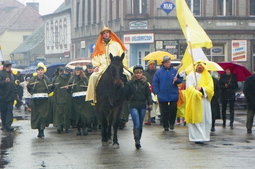Tradycyjny orszak Trzech Króli przeszedł w deszczu ulicami...