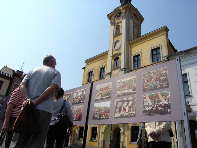 Skoczów - wystawa przed ratuszem