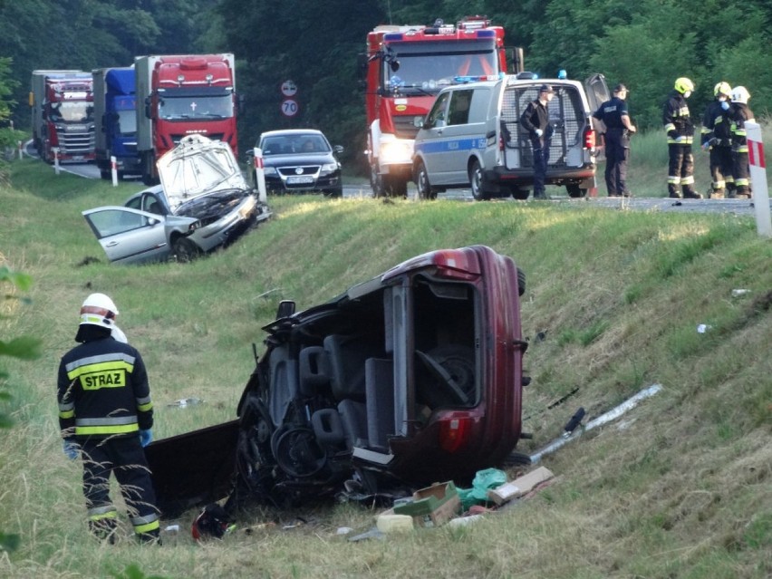 Śmiertelny wypadek pod Nowym Tomyślem. Kierowca Renaulta był pijany! Tuż przed wypadkiem nie zatrzymał się do policyjnej kontroli [ZDJĘCIA]
