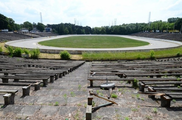 Stadion na Golecinie zieje pustkami, a ławki na  trybunach  niszczeją