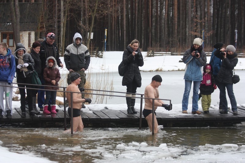 Zawiercie: Manewry lodowe strażaków i ratowników WOPR [ZOBACZ ZDJĘCIA]