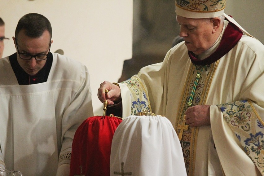 Msza św. Krzyżma pod przewodnictwem biskupa Zbigniewa Kiernikowskiego w Legnicy [ZDJĘCIA]