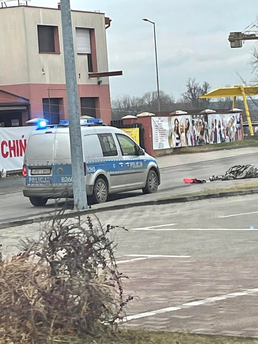 Oleśnica. Patrol policji pod oleśnickim marketem. Pomocy potrzebuje 55-letni mężczyzna 