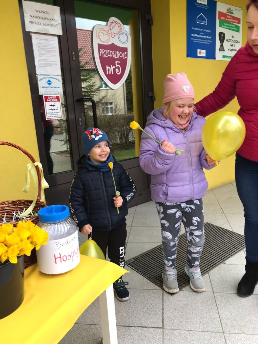 Lębork. Dzieci z Przedszkola nr 5 i ich rodzice włączyli się w zbiórkę na budowę hospicjum.