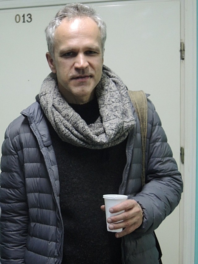 Radosław Pazura przy garderobie w SCK