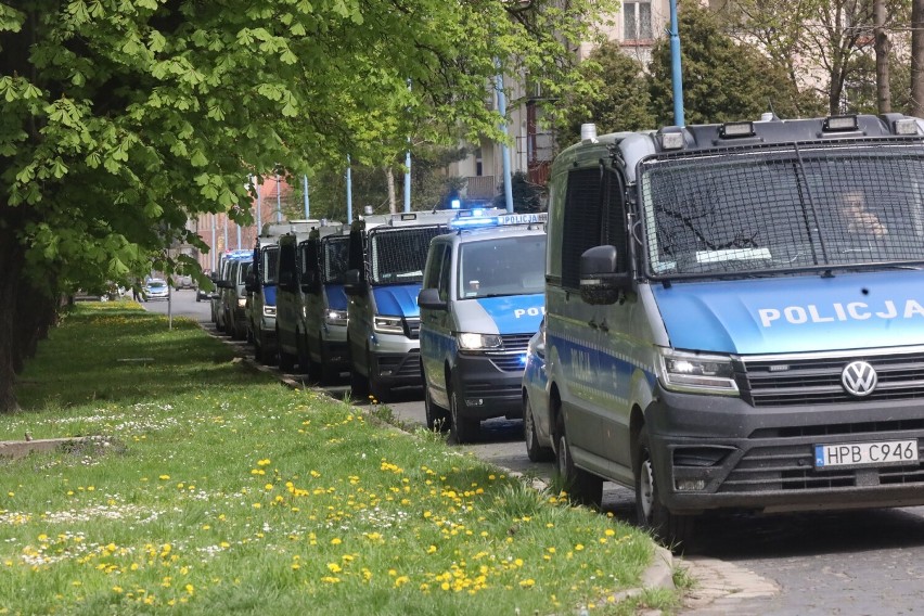 Kibice Chrobrego Głogów eskortowani na mecz z Miedzią Legnica, na trybunę nie weszli