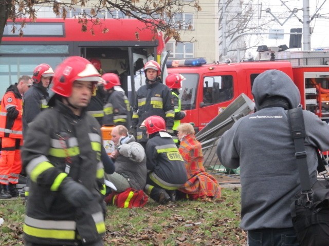 Wrocław: Autobus staranował przystanek na pl. Jana Pawła II. Jedna osoba nie żyje (ZDJĘCIA, FILM)