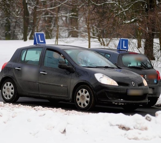 Warunki są trudne, ale kierowcy mogą zdawać bez problemów. Egzaminy na kategorię A odwołano