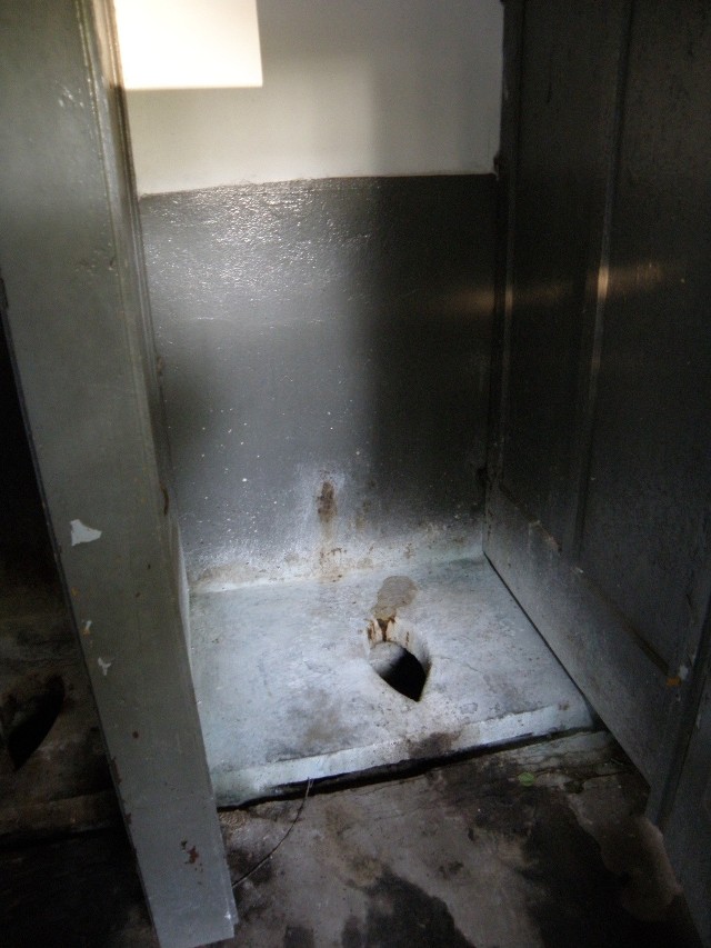 Sanepid zamyka toalety na cmentarzach